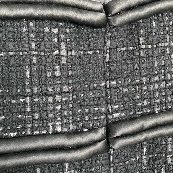 CHANEL BLACK
WHITE RIBBON LOGO TWEED
SILK MINI DRESS 42 - Picture 12 of 12